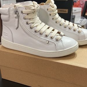 New UGG Women's Olive Fashion Sneaker,White,5 M US